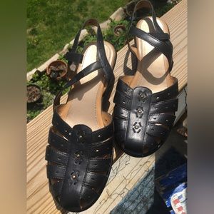 Nearly new worn once Easy Spirit all leather close toed sandals